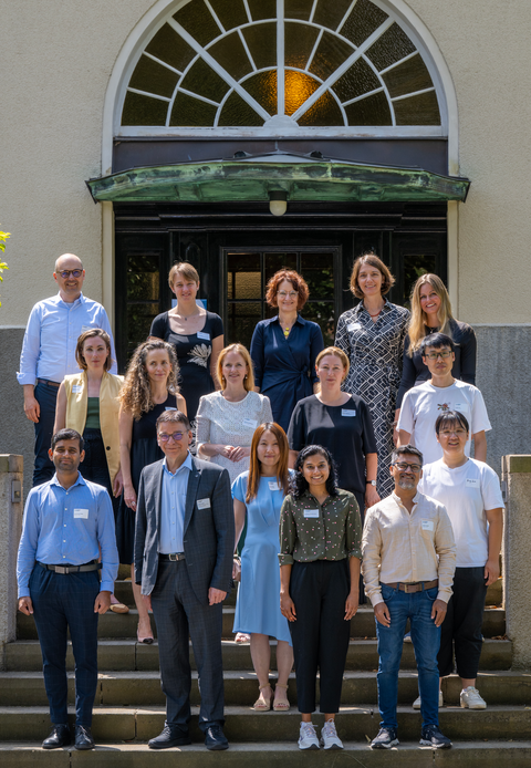 Die Teilnehmenden des Get-Togethers stehen auf der Treppe vor dem Rektorat für ein Gruppenfoto