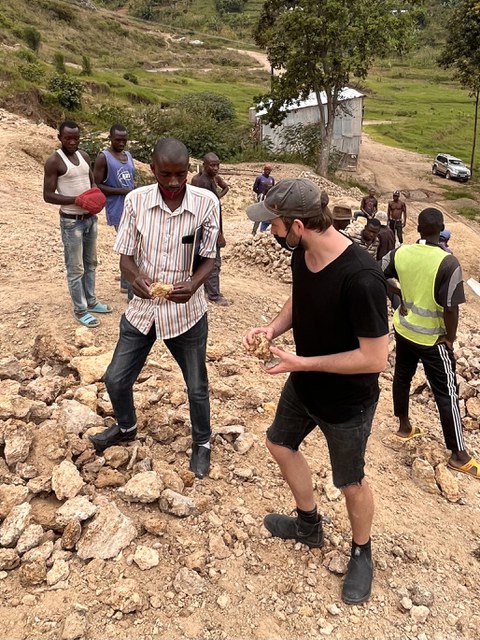 Lucas Klinkenbusch (TUD) with participants of EAEC. East African Education Collaborationt