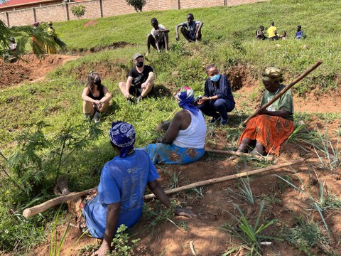 Lucas Klinkenbusch (TUD) with participants of EAEC. East African Education Collaboration