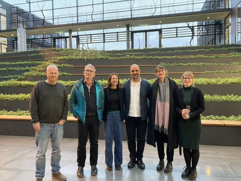 Gruppenfoto vor bepflanzten Stufen.