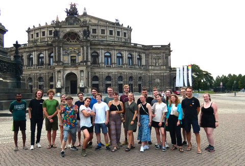 Gruppenfoto vor der Semper Oper in Dresden