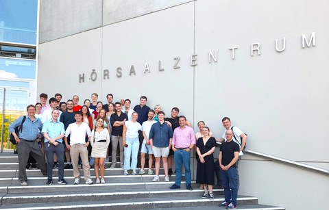 Gruppenfoto auf den Stufen vor dem Hörsaalzentrum