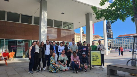 Gruppenfoto mit dem Aussteller zur Veranstaltung vor dem Kulturpalast in Dresden