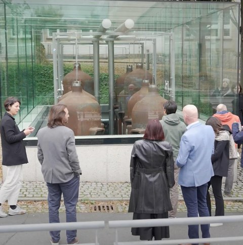 Gruppe von Menschen sehen sich Glas Pavilion auf dem Campus der TU Dresden an