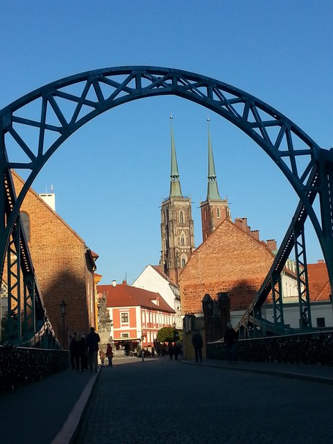 Foto der Innenstadt Wrocław mit zwei Kirchtürmen
