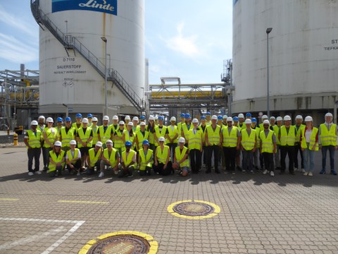 Gruppenbild der Teilnehmenden des ECC in gelben Warnwesten mit Helmen.