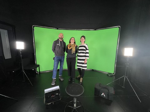 Gruppenbild vor einem Greenscreen