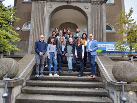 Gruppenbild des Teams auf einer Treppe