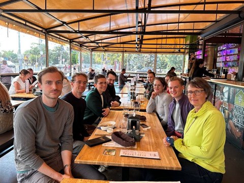 Gruppenbild auf einer Restaurant-Terrasse