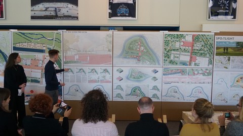Teilnehmende des "Urban Lab" vor wissenschaftlichenKarten
