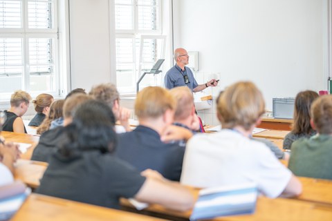 Vorlesungssaal mit Dozenten und Studierenden