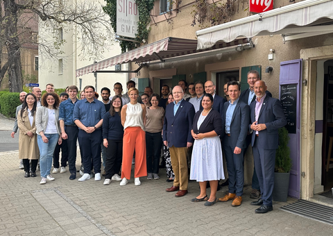 Group picture in front of the Genussmanufaktur.