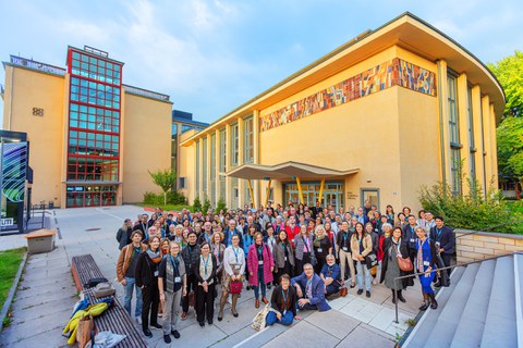 Group photo in front of the Barkhausen building.