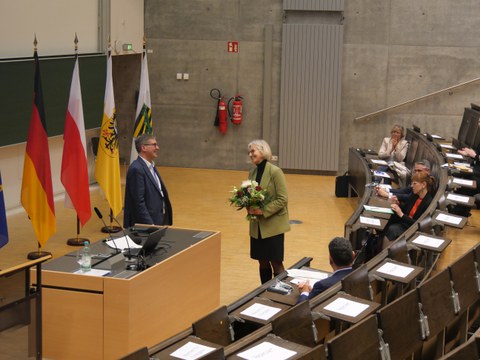Handing over a bouquet of flowers at the congress.