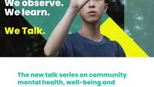 Ein junger Mensch hält eine Lupe vors Auge. Im Hintergrund steht der Text „We observe. We learn. We talk.“ Darunter macht der Text Werbung für eine neue Vortragsreihe zu psychischer Gesundheit, Wohlbefinden und Selbstbestimmung in der Gemeinschaft