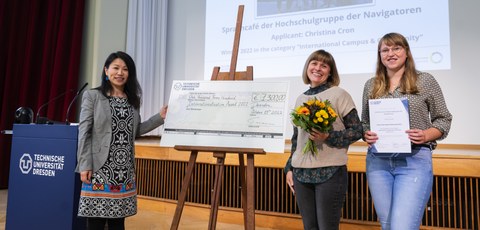 Von Links: Qin Hu (International Office) mit Christina Cron und Olga Schmidt vom Sprachcafé (Gewinnerprojekt: International Campus and Community)