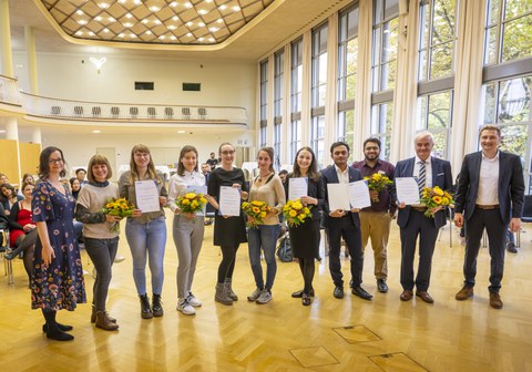 Von links: Daniela Mohrich, 2 Vertreter:innen vom Sprachcafé (Gewinnerprojekt: International Campus and Community), Yuliia Haluza (DAAD Preis für internationale Studierende), 2 Vertreter:innen vom Team AufeinanderAchten (Gewinnerprojekt: Innovative International Research Cooperation), Ianina Scheuch (Exceptional Engagement and Empowerment), 2 Vertreter der Student Welcome Initiative (Exceptional Engagement and Empowerment) und Prof. Stamm (Social Responsibility and Global Impact)