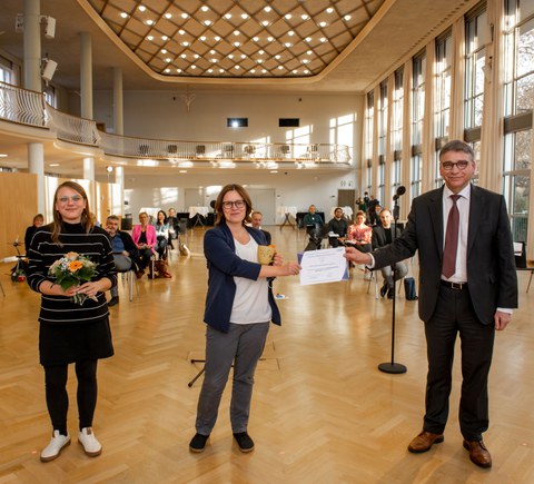 Auf dem Foto sind die Vertreterinnen des Projekts „CouReg“ mit Prof. Tetzlaff zu sehen.