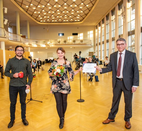 Auf dem Foto sind Vertreter:innen des Projekts „Salsa und Bachata Fridays“ mit Prof. Tetzlaff zu sehen.