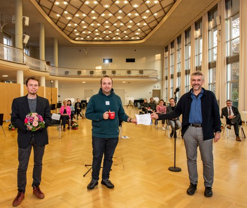 Auf dem Foto sind Vertreter der Initiative „IDA - In Dresden Ankommen“ mit Prof. Kobel zu sehen.