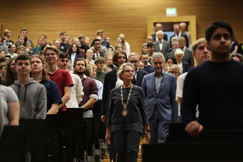 Die Rektorin der TU Dresden Frau Prof. Staudinger geht die Treppe eines Hörsaals hinunter. Zu sehen ist die feierliche Immatrikulation der neuen Studierenden.