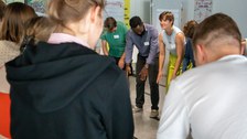 Spielerische Übungen zur Auflockerung des Workshops mit Maria Nelz und Peter Che Nfon (aha - anders handeln e.V.)