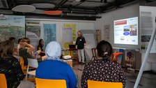 Workshop zum Thema "Ressourcenungerechtigkeit am Beispiel des Bergbaus und des Smartphones" von Oscar Choque und Francesca Piccinotti (Ayni - Verein für Ressourcengerechtigkeit e.V./arche noVa - Initiative für Menschen in Not e.V.)