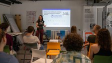 Workshop zum Thema "Ressourcenungerechtigkeit am Beispiel des Bergbaus und des Smartphones" von Oscar Choque und Francesca Piccinotti (Ayni - Verein für Ressourcengerechtigkeit e.V./arche noVa - Initiative für Menschen in Not e.V.)