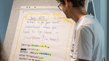 Workshop zum Thema "Ressourcenungerechtigkeit am Beispiel des Bergbaus und des Smartphones" von Oscar Choque und Francesca Piccinotti (Ayni - Verein für Ressourcengerechtigkeit e.V./arche noVa - Initiative für Menschen in Not e.V.)