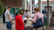Die Fläche vor dem Kulturpalast außen eignete sich auch für die Gruppenarbeit