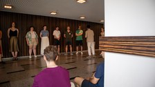Übung zur Gruppenbildung mit geschlossenen Augen
