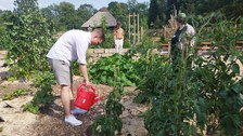 Gemeinsamer Praxiseinsatz im Botanischen Garten im Projekt "BildungsAcker"