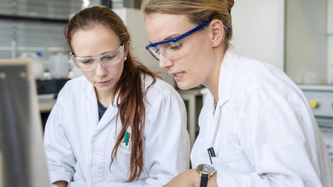 Studentinnen im Chemie Labor