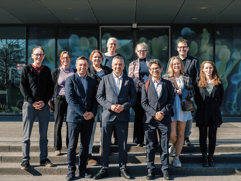 Gruppenfoto vor dem CRTD mit Mitgliedern der WUST-Delegation und Vertreter:innen des CRTD und SaxoCell