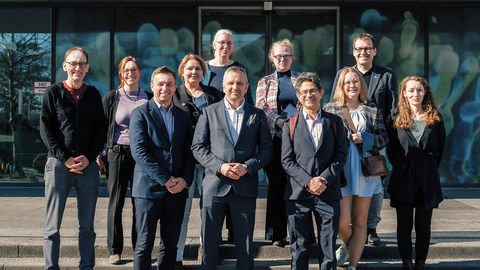 Gruppenfoto vor dem CRTD mit Mitgliedern der WUST-Delegation und Vertreter:innen des CRTD und SaxoCell