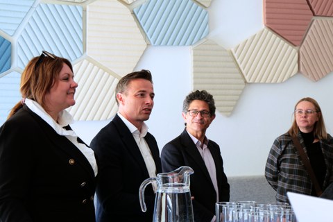 Mitglieder der Delegation im Gespräch bei TUD excite