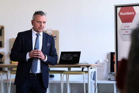 Prof. Mlynarz bei seiner Vorstellung der WUST