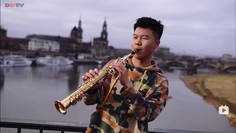 Saxophonspieler an der Elbe vor Altstadtkulisse