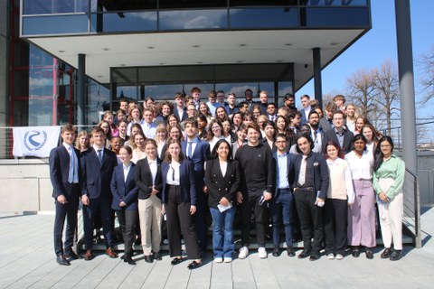 Elbmun Teilnehmende bei der Eröffnungszeremonie, Landtag Dresden