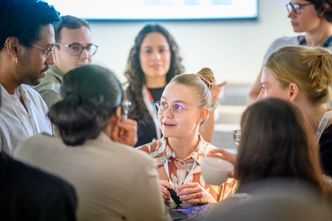 Studierende des IRTG in lebhafter Diskussion am Stehtisch