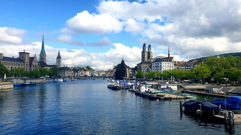 Blick auf Zürichs Fluss und Uferpromenade