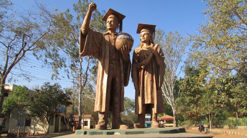 Statue von Uni-Absolventen