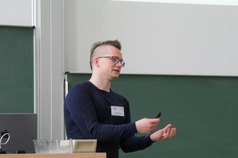 Dozent gibt Einführung zur Teilchenphysik