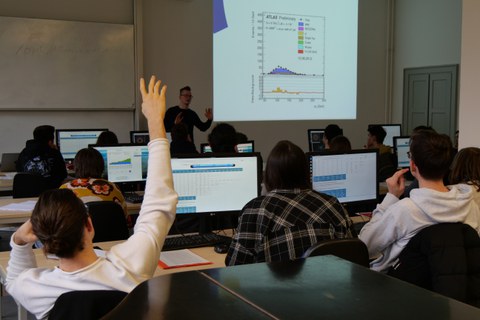 Schüler bei der Datenanalyse