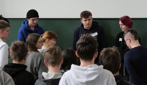 Schüler bei der Ausführung der ersten Gruppenaufgabe