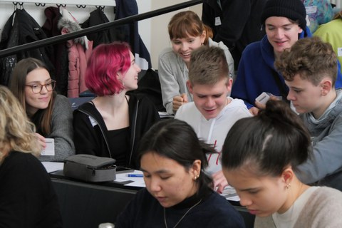 Schüler bei der Ausführung der ersten Gruppenaufgabe