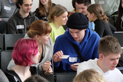 Schüler bei der Ausführung der ersten Gruppenaufgabe