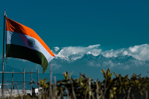 Flagge Indien mit Bergen im Hintergrund