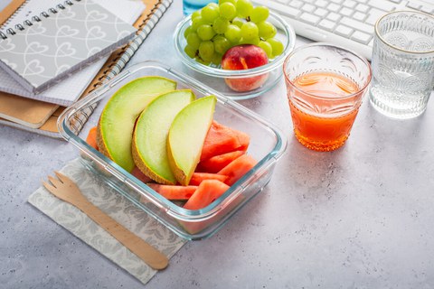 Foto einer gesunden Obstmahlzeit am Arbeitsplatz.
