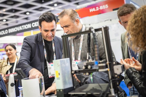Präsentation eines Start-ups der transCampus-Kooperation zwischen der TUD und dem IITM auf der GITEX Europe 2025 in Berlin